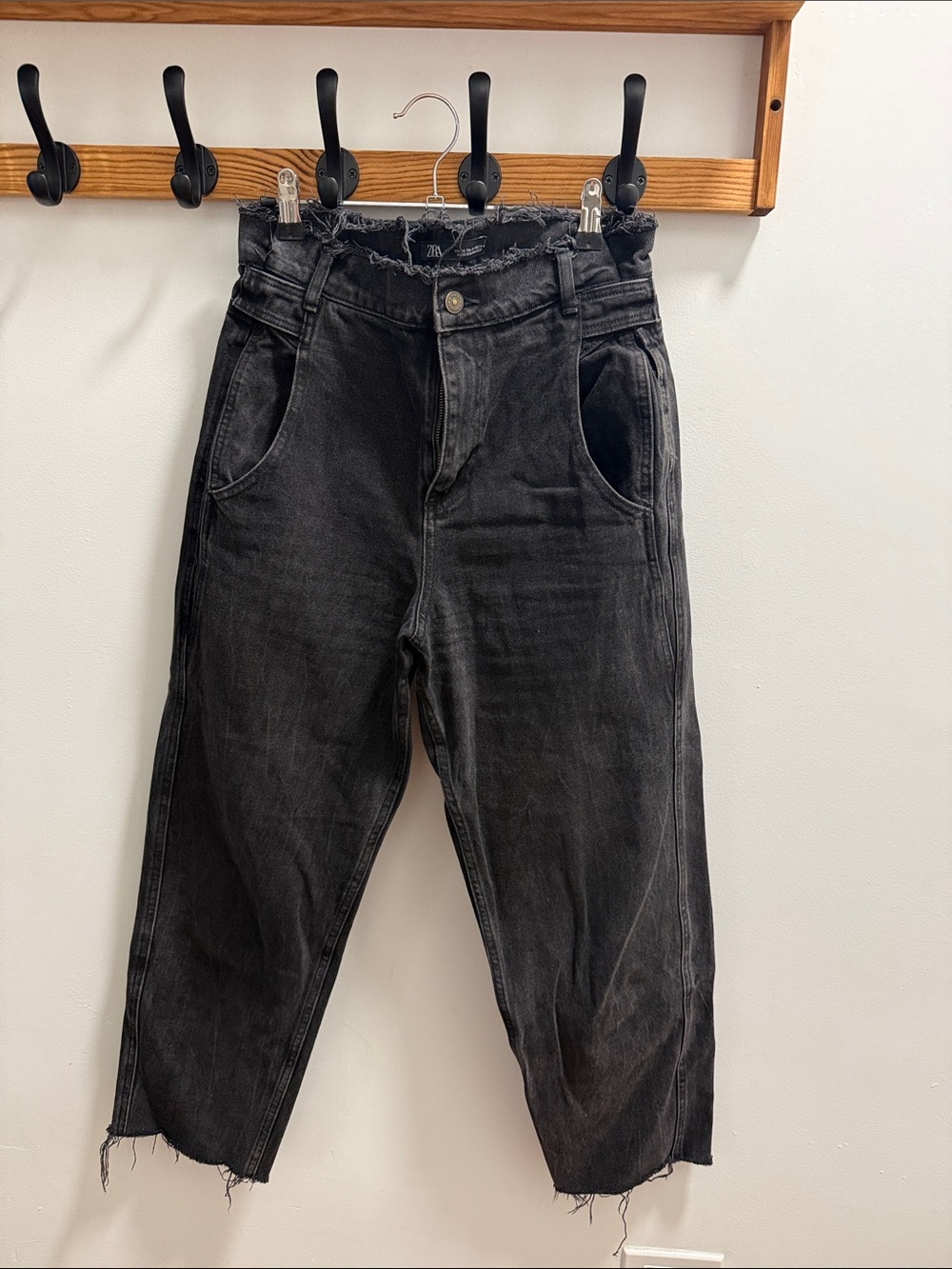 Zara Black Relaxed High-Waist Jeans with Raw Hem